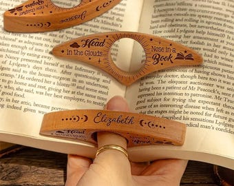 Portapagina in legno con la testa tra le nuvole e il naso immerso in un libro, anello per libri in legno personalizzato, regalo per amanti dei libri, ricordo per lettori