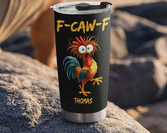 Bicchiere da viaggio personalizzato con gallo divertente F-CAW-F, tazza da viaggio ispirata al pollo Hei-Hei con nome personalizzato, tazza da caffè con gallo impertinente, regalo divertente e gag.