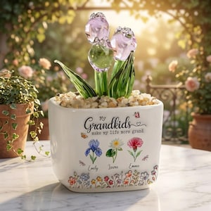 Può includere: Un set di tre tazze in ceramica con finitura opaca e macchiettata. Le tazze sono nei toni del crema, grigio chiaro e grigio scuro. Ogni tazza ha un design semplice e minimalista, perfetto per caffè o tè.