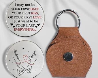 Gettone tascabile personalizzato "Your Last Everything", portachiavi con promessa di nome personalizzato, regalo di anniversario per coppia, ricordo di coppia che si tiene per mano