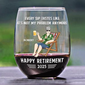 Puede incluir: Copa de vino sin pie con una ilustraci&oacute;n de un hombre con camisa hawaiana, sosteniendo una cerveza. El texto dice: "EVERY SIP TASTES LIKE IT'S NOT MY PROBLEM ANYMORE" y "HAPPY RETIREMENT 2025". El nombre "ROBERT" tambi&eacute;n es visible.