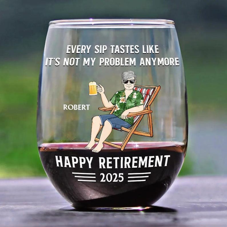 Puede incluir: Copa de vino sin pie con una ilustraci&oacute;n de un hombre con camisa hawaiana, sosteniendo una cerveza. El texto dice: "EVERY SIP TASTES LIKE IT'S NOT MY PROBLEM ANYMORE" y "HAPPY RETIREMENT 2025". El nombre "ROBERT" tambi&eacute;n es visible.