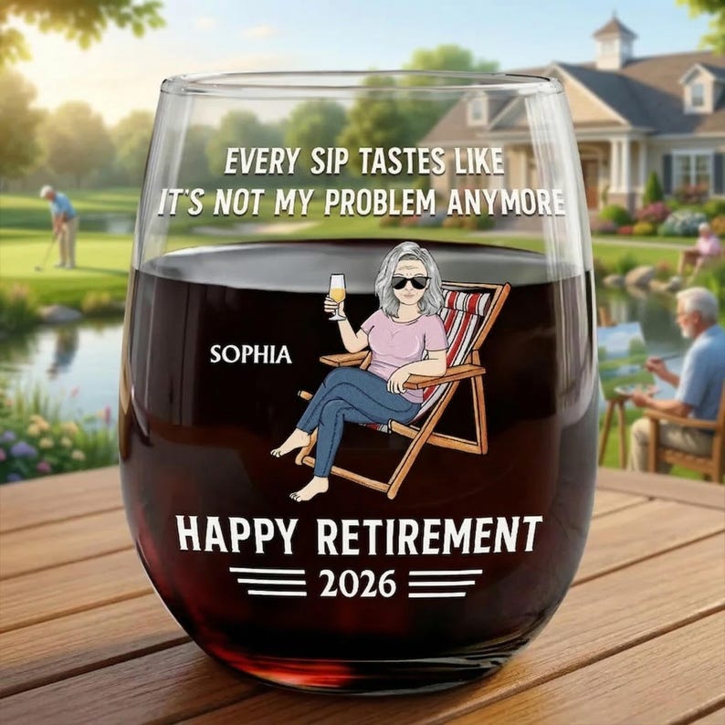 Puede incluir: Una copa de vino sin pie llena de vino tinto. La copa presenta una ilustraci&oacute;n de dibujos animados de una mujer en una silla de playa, con el texto "Every sip tastes like it's not my problem anymore" y "Happy Retirement 2026."