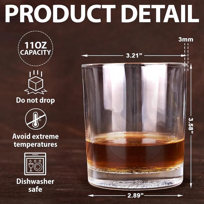 K&ouml;nnte beinhalten: Ein klares, zylindrisches Glas mit einer braunen Fl&uuml;ssigkeit. Das Glas ist 9,1 cm hoch, 8,15 cm breit und hat einen Durchmesser von 7,34 cm. Der Text "PRODUCT DETAIL" und "11OZ CAPACITY" sind sichtbar. Das Glas ist sp&uuml;lmaschinenfest und sollte extreme Temperaturen vermeiden.