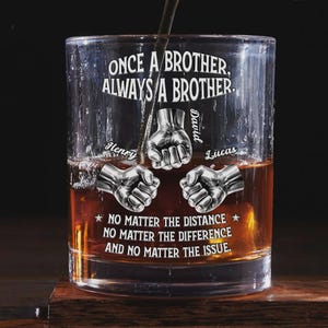 Könnte beinhalten: Ein personalisiertes Whiskyglas mit dem Text "ONCE A BROTHER, ALWAYS A BROTHER". Das Glas zeigt drei Faust-Illustrationen mit den Namen Henry, David und Lucas. Zusätzlicher Text lautet "NO MATTER THE DISTANCE, NO MATTER THE DIFFERENCE, AND NO MATTER THE ISSUE."