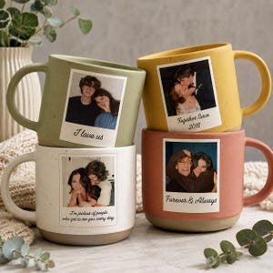 Peut inclure: Trois tasses en céramique vert sauge, jaune moutarde et rose terre cuite, chacune avec une impression photo carrée blanche et du texte. La tasse verte indique I love us, la jaune Together Since 2018 et la blanche Forever & Always.