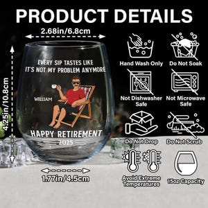 Puede incluir: Una copa de vino sin tallo transparente con un dise&ntilde;o impreso. La copa presenta el texto "EVERY SIP TASTES LIKE IT'S NOT MY PROBLEM ANYMORE" y "HAPPY RETIREMENT 2025". Incluye una ilustraci&oacute;n de una persona en una silla de playa. La copa mide 10,8 cm de alto y 6,8 cm de ancho.