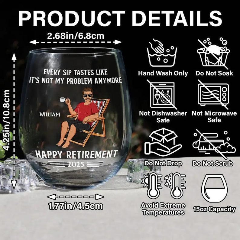 Puede incluir: Una copa de vino sin tallo transparente con un dise&ntilde;o impreso. La copa presenta el texto "EVERY SIP TASTES LIKE IT'S NOT MY PROBLEM ANYMORE" y "HAPPY RETIREMENT 2025". Incluye una ilustraci&oacute;n de una persona en una silla de playa. La copa mide 10,8 cm de alto y 6,8 cm de ancho.