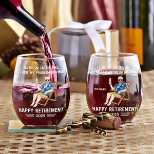 Copa de vino personalizada para la jubilación de mujeres, copa sin tallo personalizada "Feliz jubilación 2026", cada sorbo sabe como si ya no fuera mi problema. imagen 5