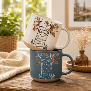 Taza de cerámica con árbol tallado personalizado, taza de café personalizada para aniversario, taza con iniciales de pareja, recuerdo de la fecha de la boda, regalo romántico para él/ella.