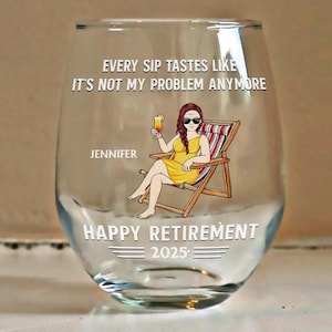 Puede incluir: Una copa de vino sin pie con el texto "EVERY SIP TASTES LIKE IT'S NOT MY PROBLEM ANYMORE" y "HAPPY RETIREMENT 2025". La copa presenta una ilustraci&oacute;n de dibujos animados de una persona con un vestido amarillo relaj&aacute;ndose en una silla de playa.