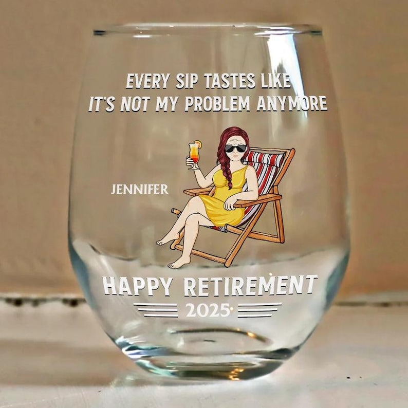 Puede incluir: Una copa de vino sin pie con el texto "EVERY SIP TASTES LIKE IT'S NOT MY PROBLEM ANYMORE" y "HAPPY RETIREMENT 2025". La copa presenta una ilustraci&oacute;n de dibujos animados de una persona con un vestido amarillo relaj&aacute;ndose en una silla de playa.