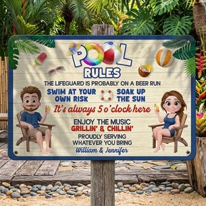 Op de afbeelding: Een rechthoekig bord met een lichte houtnerf achtergrond met de tekst POOL RULES en cartoonillustraties van personen in blauwe kleding zittend op stoelen, omringd door zwembad-thema iconen en diverse teksten.