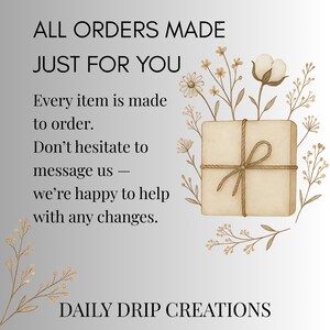 Puede incluir: Gr&aacute;fico con texto que dice "ALL ORDERS MADE JUST FOR YOU" y "DAILY DRIP CREATIONS". La imagen incluye un paquete envuelto atado con hilo y detalles florales. El texto tambi&eacute;n indica que cada art&iacute;culo se hace por encargo.