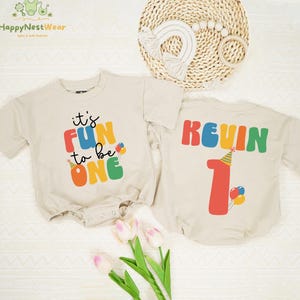 Pelele personalizado "Es divertido tener un año", camiseta de cumpleaños para bebé de un año, conjunto de cumpleaños colorido con globos, camiseta divertida para fiesta temática. imagen 1