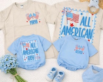 Pode incluir: Uma coleção de roupas patrióticas para bebês e crianças pequenas, incluindo camisetas e macacões bege claro e azuis com desenhos de bandeiras americanas e fogos de artifício. Os acessórios incluem sapatos azuis, um babador e um mordedor em forma de coelho.
