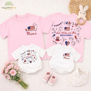 Op de afbeelding: Roze en witte patriotische familie-outfits met Amerikaanse vlag en vuurwerk ontwerpen. De roze shirts zeggen "Mama" en "Red, White and Blue SMITH FAMILY". De witte rompers zeggen "Oliver" en "Red, White and Blue SMITH FAMILY".