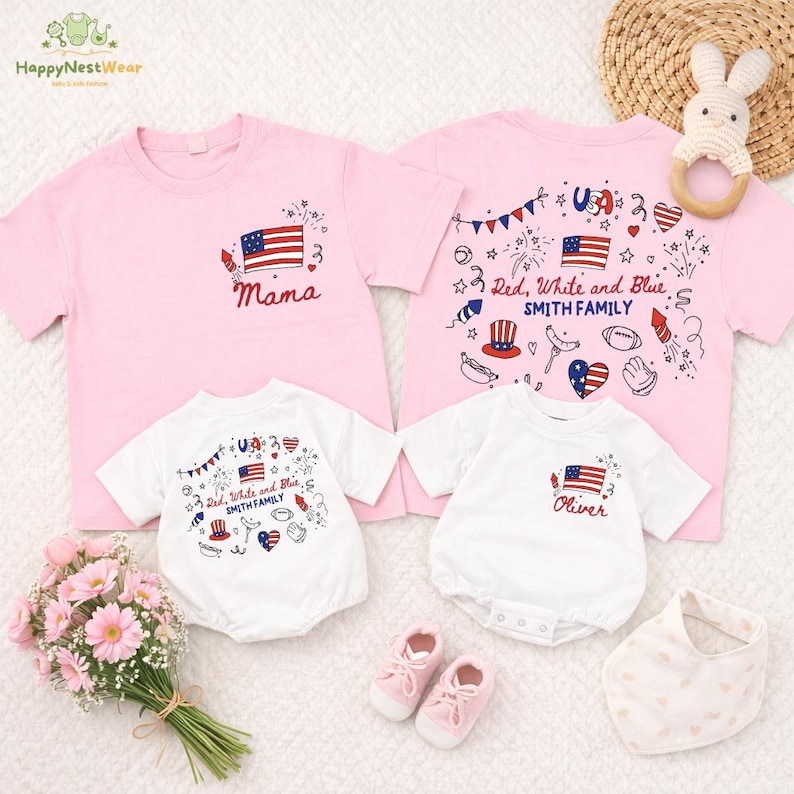 Op de afbeelding: Roze en witte patriotische familie-outfits met Amerikaanse vlag en vuurwerk ontwerpen. De roze shirts zeggen "Mama" en "Red, White and Blue SMITH FAMILY". De witte rompers zeggen "Oliver" en "Red, White and Blue SMITH FAMILY".