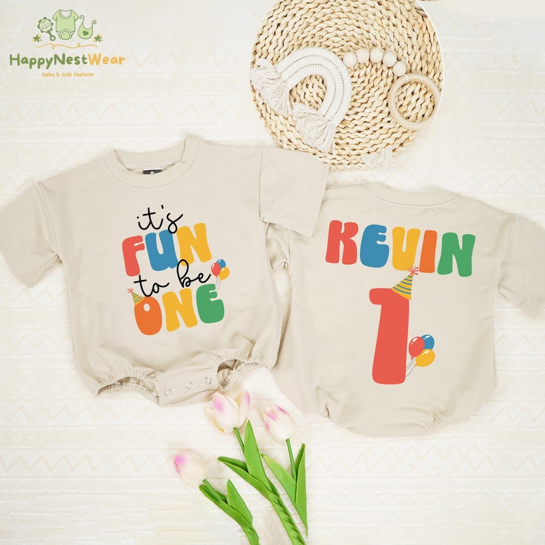 Pelele personalizado "Es divertido tener un año", camiseta de cumpleaños para bebé de un año, conjunto de cumpleaños colorido con globos, camiseta divertida para fiesta temática. imagen 1