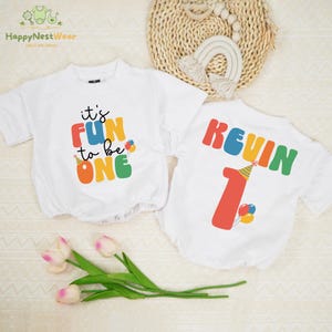 Pelele personalizado "Es divertido tener un año", camiseta de cumpleaños para bebé de un año, conjunto de cumpleaños colorido con globos, camiseta divertida para fiesta temática. imagen 4