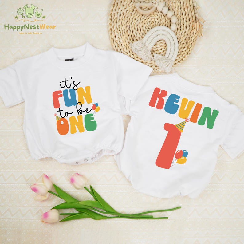 Pelele personalizado "Es divertido tener un año", camiseta de cumpleaños para bebé de un año, conjunto de cumpleaños colorido con globos, camiseta divertida para fiesta temática. imagen 4