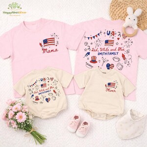 Op de afbeelding: Roze en beige t-shirts en rompertjes met patriottische ontwerpen. De shirts hebben de Amerikaanse vlag en de tekst "Mama", "Red, White and Blue SMITH FAMILY" en "Oliver". Een boeket roze bloemen en babyschoentjes staan ook op de foto.