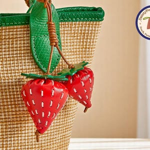 Erdbeer Taschenanhänger | Obstförmiger Schlüsselanhänger für Rucksack oder Handtasche | Süßer Reißverschluss-Anhänger | Geschenk-Accessoire für Tote-Liebhaber