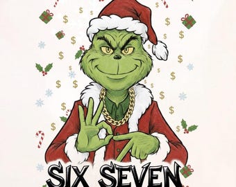 Può includere: Illustrazione del Grinch con cappello di Babbo Natale e cappotto rosso con finiture bianche, una catena d'oro e che fa un gesto con la mano. Le parole "SIX SEVEN" sono in basso. Lo sfondo presenta simboli del dollaro, fiocchi di neve e decorazioni natalizie.