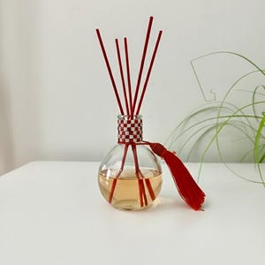 Raumdiffusor Rot mit Quaste & KaromusterI Luxus Raumduft Set I 100ml inkl. 5 Faserstäbchen | Langanhaltender Raumduft und kräftiges Aroma