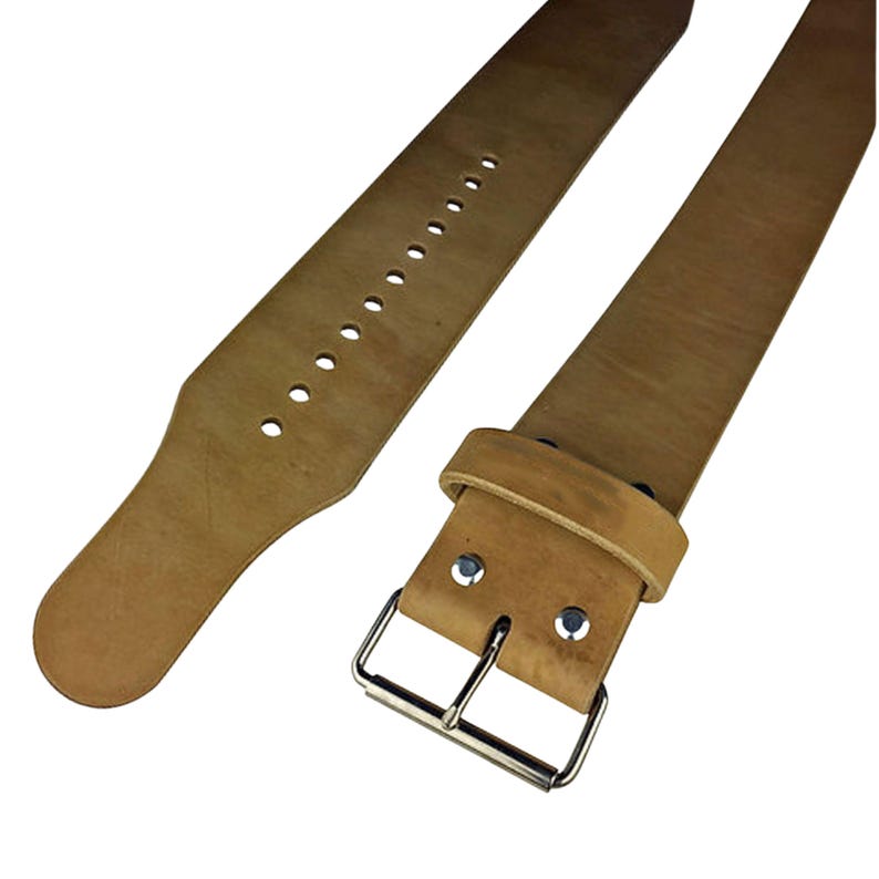 Peut inclure: Une ceinture en cuir marron clair avec une boucle argent&eacute;e. La ceinture comporte plusieurs trous de r&eacute;glage et est faite d'une seule pi&egrave;ce de cuir. La boucle est carr&eacute;e et &agrave; double ardillon.