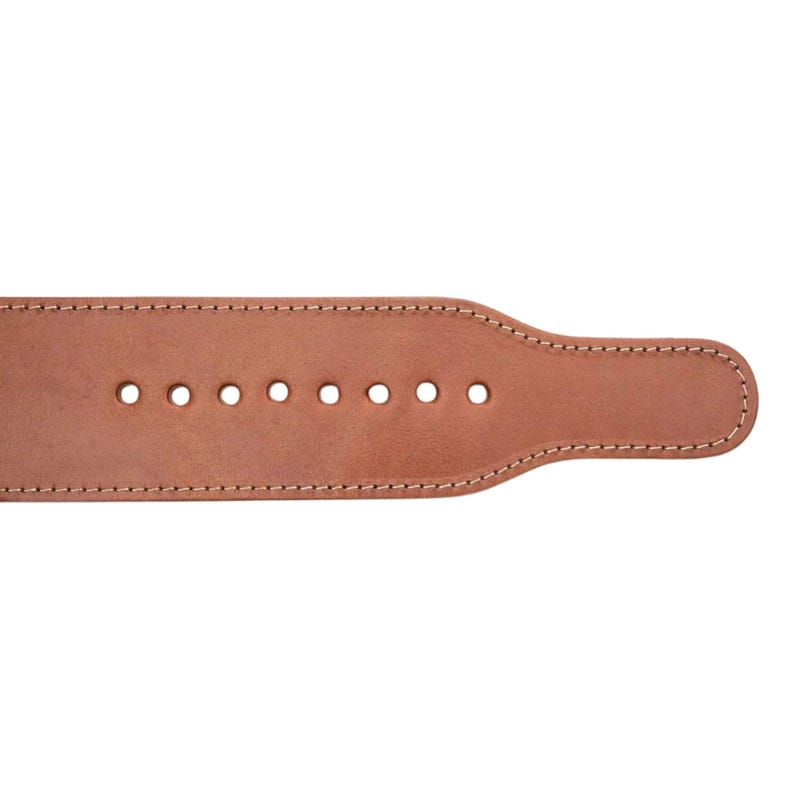 Peut inclure: Gros plan sur un bracelet de montre en cuir marron clair avec sept trous espac&eacute;s. Le bracelet a des coutures blanches sur les bords et une extr&eacute;mit&eacute; arrondie. Le bracelet est de couleur neutre.