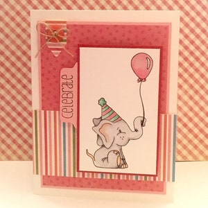 Carte d’éléphant rose d’anniversaire
