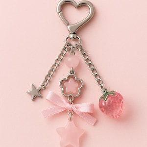 Kawaii Rosa Schlüsselanhänger Charm – Herzverschluss mit Erdbeere, Stern & Blume – Taschenaccessoire, Girly Geschenk, Pastell Schlüsselanhänger