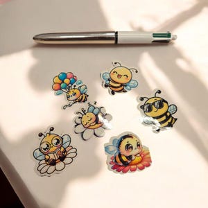 Adesivi Kawaii Bee – Confezione da 6 adesivi carini | Illustrazione di piccole api su fiori e palloncini