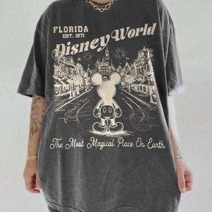 Camiseta retro de Disney World Comfort Colors, camiseta de vacaciones de Disney, Mickey y sus amigos, camiseta vintage de Walt Disney World, viaje a Disney Pepper/Charcoal
