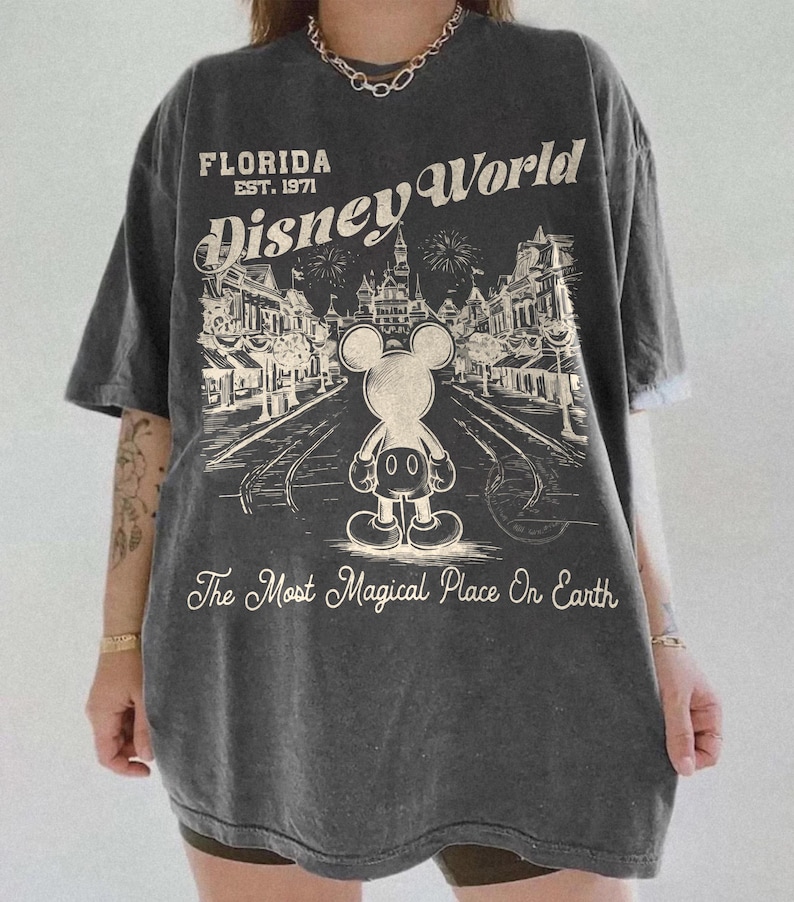 Camiseta retro de Disney World Comfort Colors, camiseta de vacaciones de Disney, Mickey y sus amigos, camiseta vintage de Walt Disney World, viaje a Disney Pepper/Charcoal