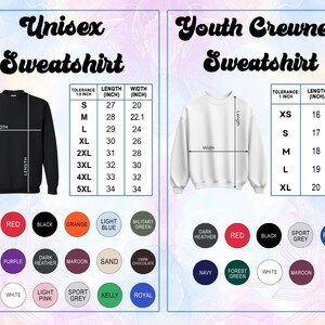 Op de afbeelding: Afbeelding met twee sweatshirts: een zwart unisex sweatshirt en een wit youth crewneck sweatshirt. Maattabellen met afmetingen in inches worden weergegeven. Kleuropties zoals indigoblauw, rood, zwart en meer worden ook getoond.