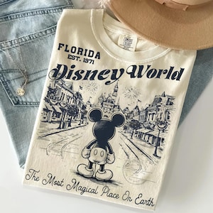 Camiseta retro de Disney World Comfort Colors, camiseta de vacaciones de Disney, Mickey y sus amigos, camiseta vintage de Walt Disney World, viaje a Disney Ivory/Natural/Sand