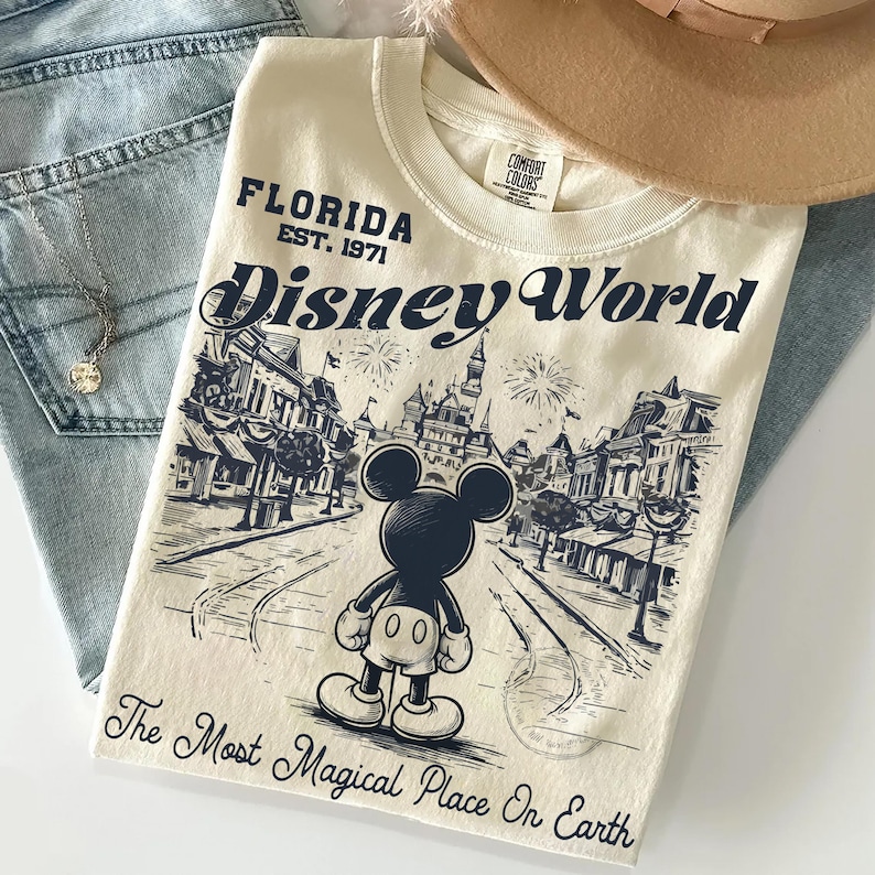 Camiseta retro de Disney World Comfort Colors, camiseta de vacaciones de Disney, Mickey y sus amigos, camiseta vintage de Walt Disney World, viaje a Disney Ivory/Natural/Sand