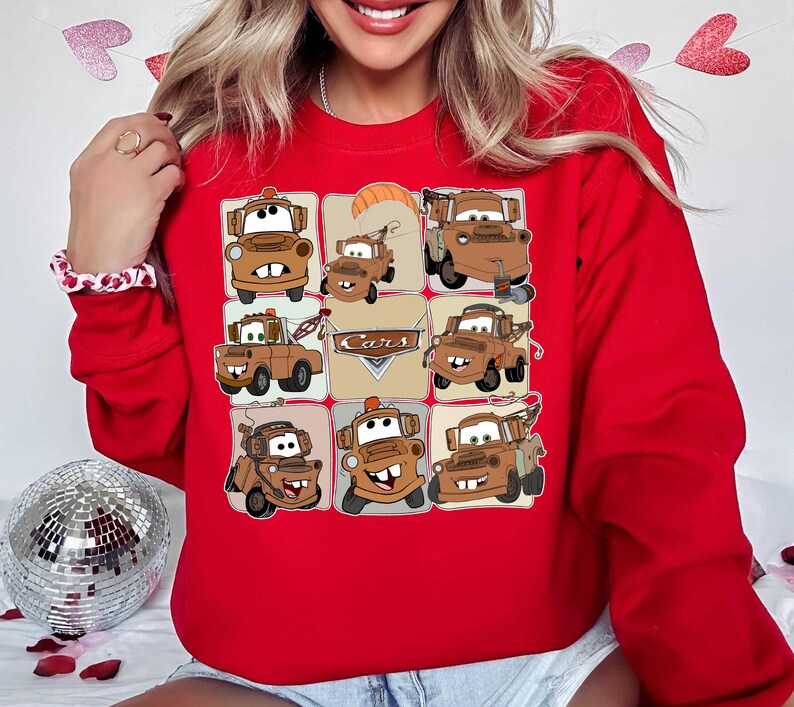 Może przedstawiać: Czerwona bluza z siatką dziewięciu brązowych kresk&oacute;wkowych lawet. Słowo "Cars" jest wyświetlane w kształcie rombu. Bluza jest w jednolitym czerwonym kolorze.