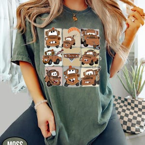 Może przedstawiać: Zielona koszulka w kolorze mchu z siatką kresk&oacute;wkowych wizerunk&oacute;w postaci Złomka z filmu Auta. Słowo "Cars" jest wydrukowane pośrodku. Koszulka jest noszona przez osobę.