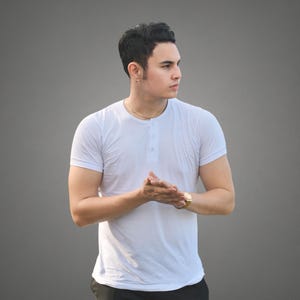 Peut inclure: Un homme portant une chemise blanche à manches courtes avec une patte de boutonnage. Il est debout devant un fond gris et ses mains sont jointes devant lui.