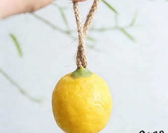 Jabón de baño natural con aroma a limón y forma de fruta.