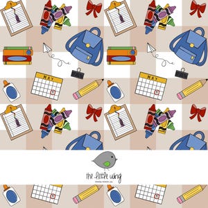 Puede incluir: Una taza de cerámica blanca con un asa negra y el texto "But First, Coffee" en negrita negra. La taza está sobre un fondo borroso. La taza mide aproximadamente 10 cm de altura.