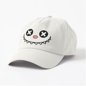 Puede incluir: Gorra de b&eacute;isbol blanca con un dise&ntilde;o de cara de dibujos animados. La cara tiene ojos negros en forma de cruz, una nariz rosa y una sonrisa negra dentada. La gorra tiene una visera curva y un dise&ntilde;o cl&aacute;sico de seis paneles.