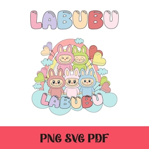 Op de afbeelding: Een kleurrijke afbeelding met het woord "LABUBU" in bubbelletters boven een groep cartoonfiguren. De figuren, gekleed in konijnenkostuums, staan voor een regenboog en wolken. De onderkant van de afbeelding toont de tekst "PNG SVG PDF".