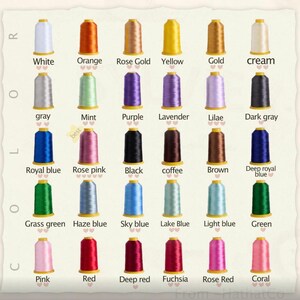 K&ouml;nnte beinhalten: Eine Sammlung farbiger Garnrollen, jede mit einer Farbbezeichnung. Farben sind Wei&szlig;, Orange, Ros&eacute;gold, Gelb, Gold, Creme, Grau, Mint, Lila, Lavendel, Flieder, Dunkelgrau, K&ouml;nigsblau, Rosenrot, Schwarz, Kaffee, Braun, Tiefk&ouml;nigsblau, Grasgr&uuml;n, Dunstblau, Himmelblau, Seeblau, Hellblau, Gr&uuml;n, Rosa, Rot, Tiefrot, Fuchsia, Rosenrot und Koralle.