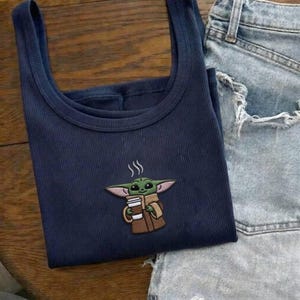 Grogu Baby Yoda Linne i Kaffe, Star Wars Disney Ribbad Babytröja, Söt Mandalorian Grafisk Tröja, Disneyland Outfit, Y2K Disney Estetik bild 1