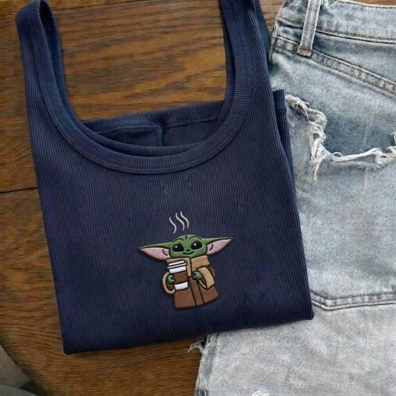 Grogu Baby Yoda Linne i Kaffe, Star Wars Disney Ribbad Babytröja, Söt Mandalorian Grafisk Tröja, Disneyland Outfit, Y2K Disney Estetik bild 1