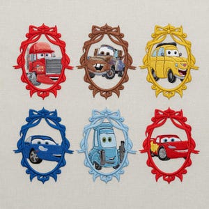 Op de afbeelding: Geborduurde ontwerpen met personages uit de film "Cars". Elk personage is omlijst in een ovale rand met een strik. De personages omvatten een rode vrachtwagen, een bruine sleepwagen en een gele auto.